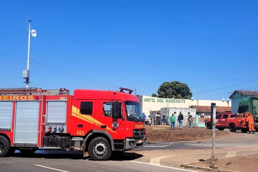 Bombeiros controlam incêndio em caminhão de gás no centro de Jaciara