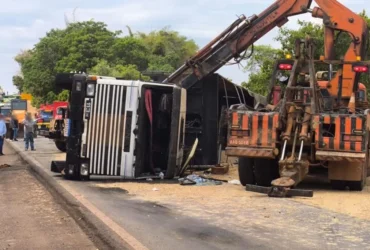 Bombeiros limpam pista após tombamento de carreta com soja em Mato Grosso