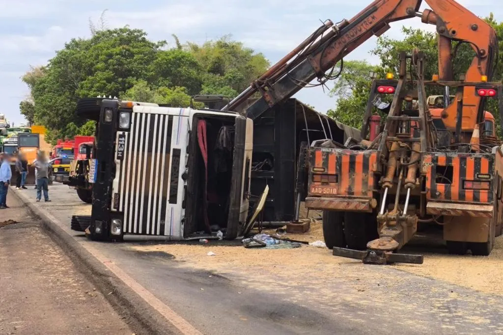Bombeiros limpam pista após tombamento de carreta com soja em Mato Grosso