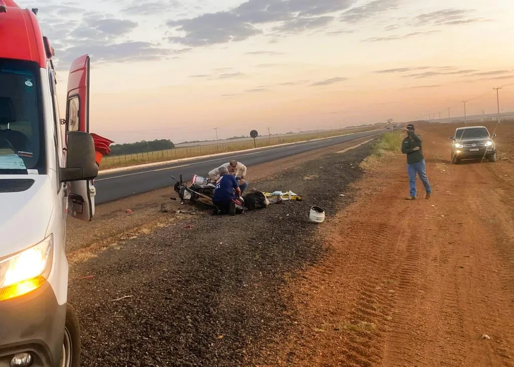 Motociclista sofre acidente com carreta na BR-070 em Campo Verde