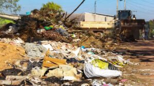 Durante ação, prefeitura de Várzea Grande encontra bolsão de lixo com resíduos químicos