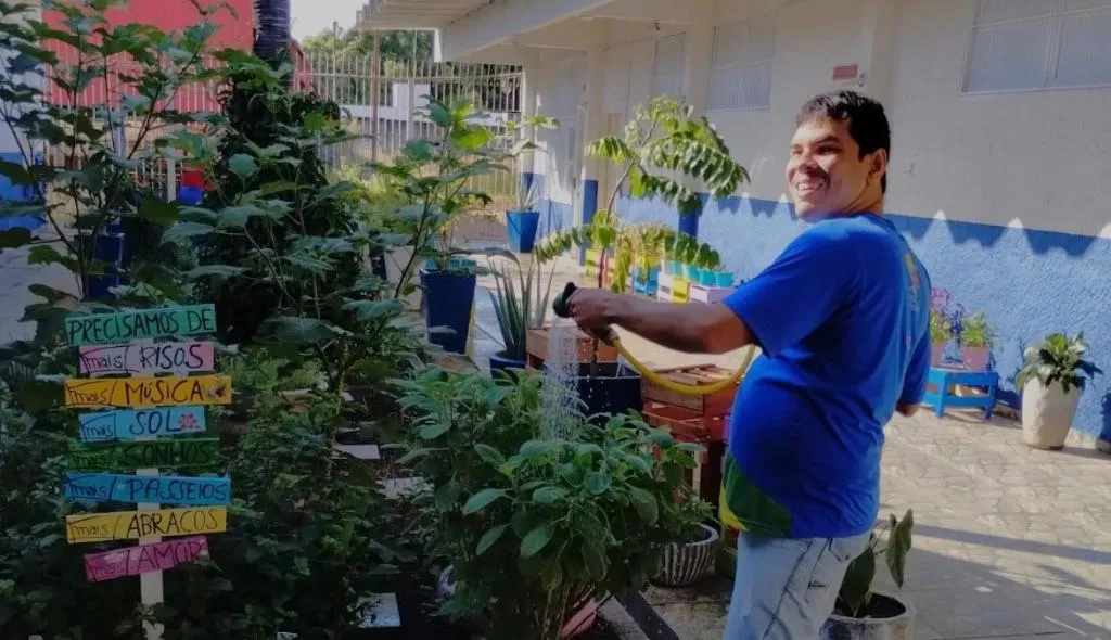 Feirinha de ervas medicinais em Cuiabá valoriza saberes tradicionais na educação especial