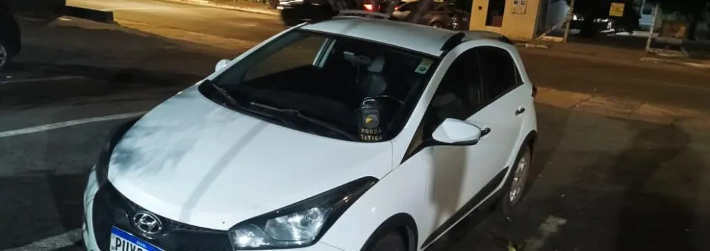 Força Tática recupera carro roubado escondido em área de mata em Rondonópolis