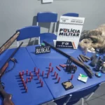 Materiais e armas apreendidos em posse do suspeito