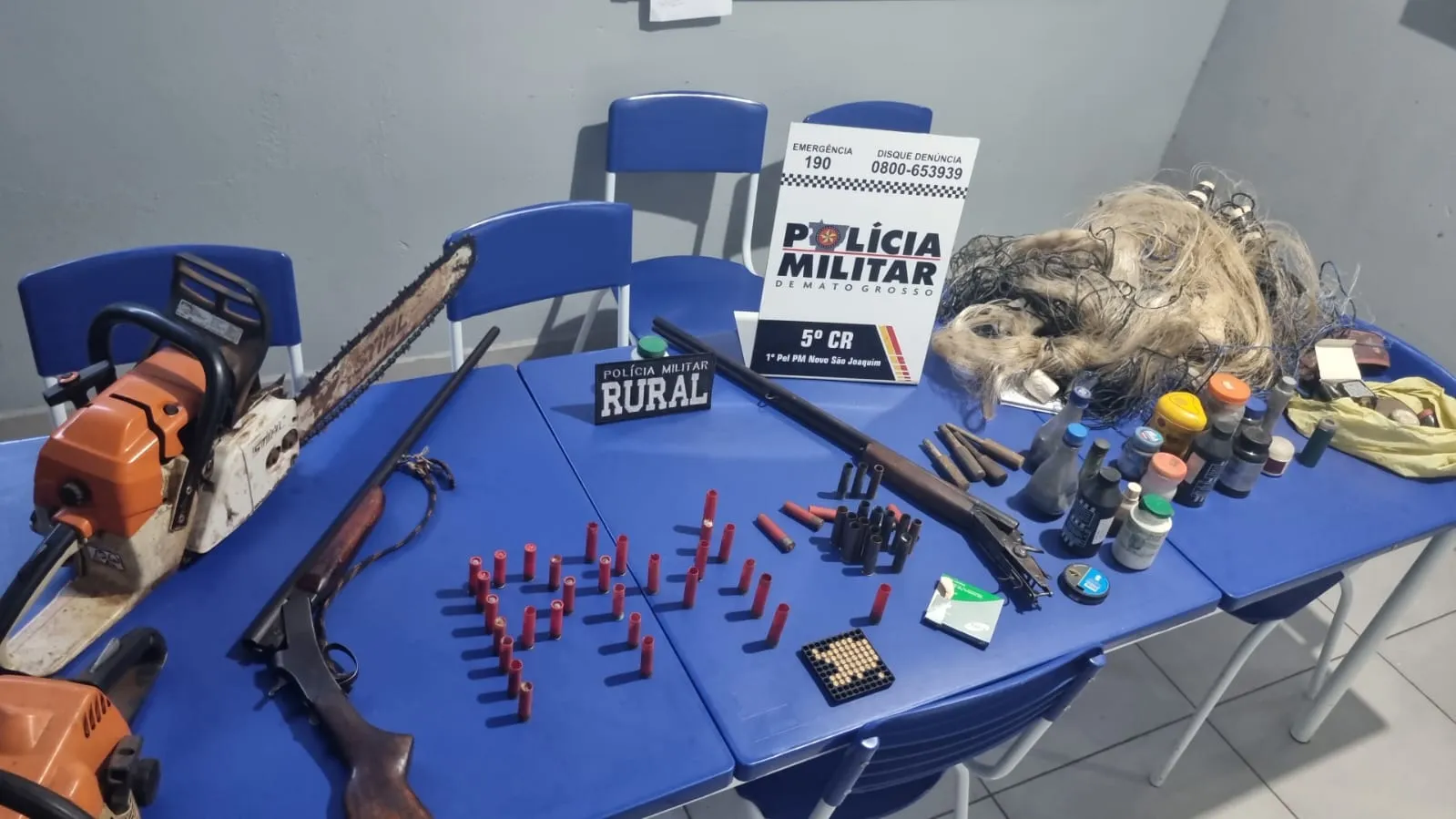 Materiais e armas apreendidos em posse do suspeito