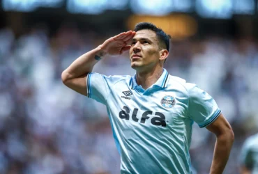 Grêmio vira pra cima do Atlético-MG e vence na abertura do returno do Brasileirão