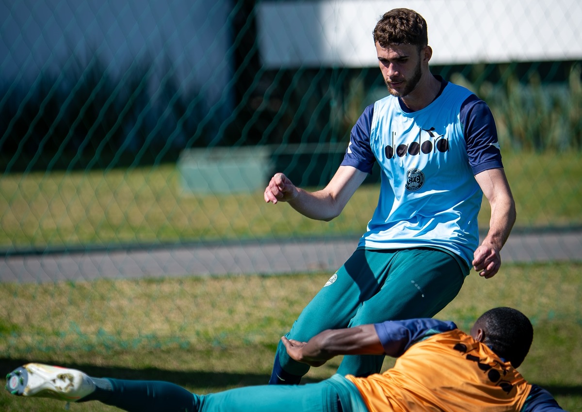 Coritiba x Ferroviária: onde assistir, escalações e tudo sobre o duelo pela Série B. Imagem: JP Pacheco Coritiba