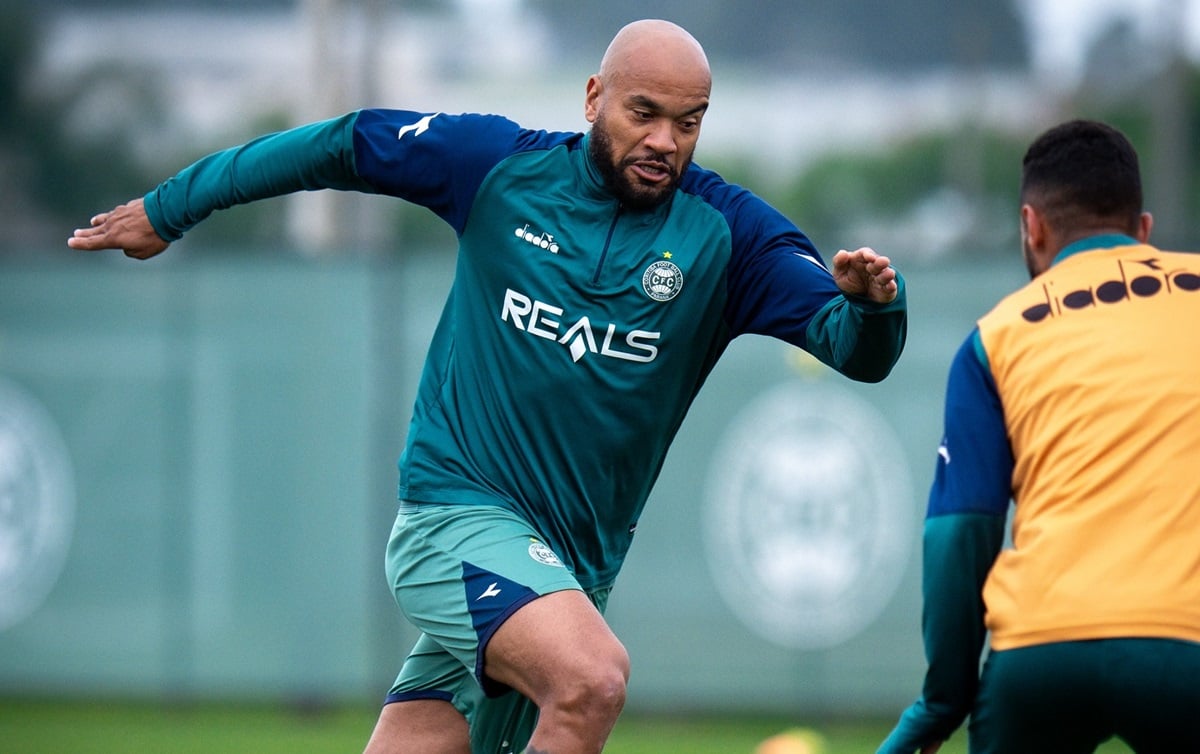 Coritiba x Chapecoense: Onde assistir ao vivo e tudo sobre o duelo decisivo da Série B. Imagem: JP Pacheco Coritiba