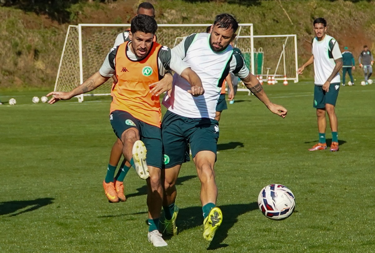 Chapecoense x Paysandu ao vivo: Duelo de extremos na Série B promete fortes emoções. Imagem: Luiz Ferrazzo ACF