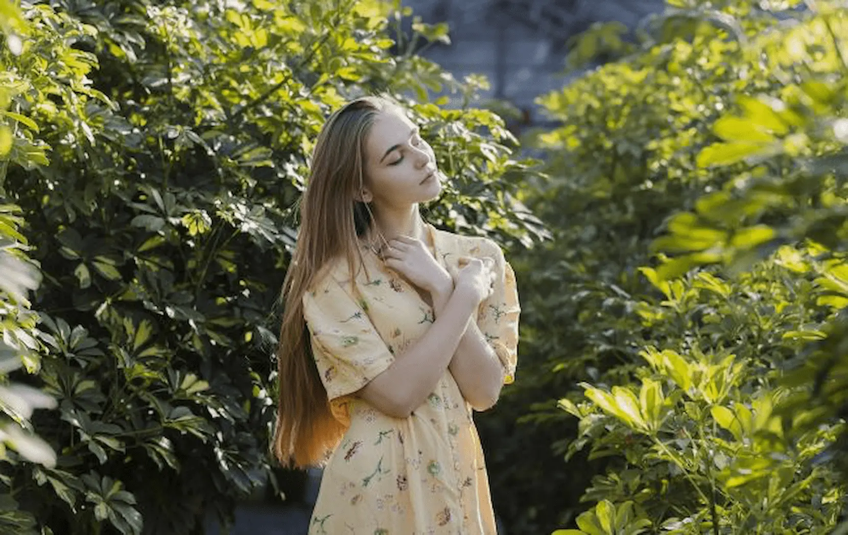 Mulher em paz na natureza