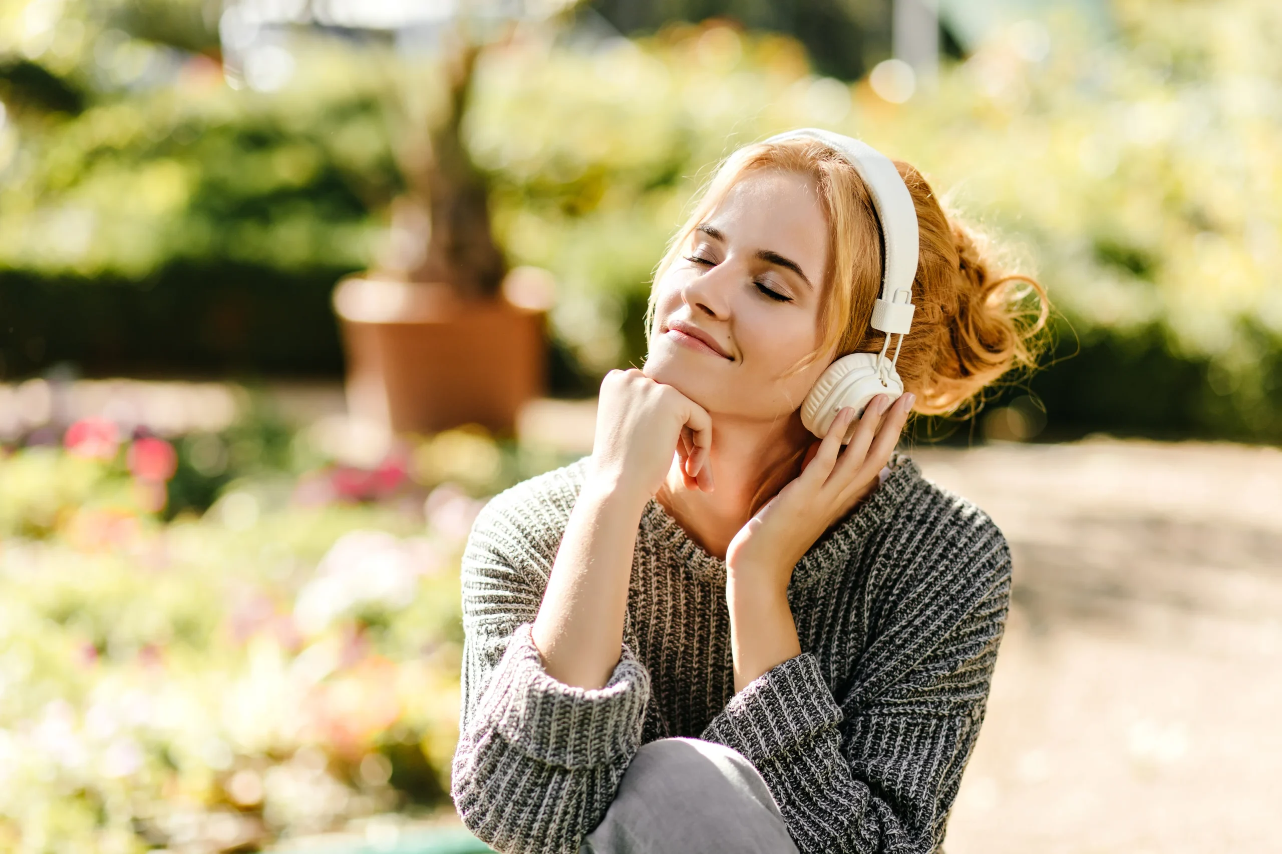 Mulher escutando musica