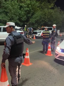Operação resulta na prisão de motoristas por embriaguez e remoção de veículos em Várzea Grande