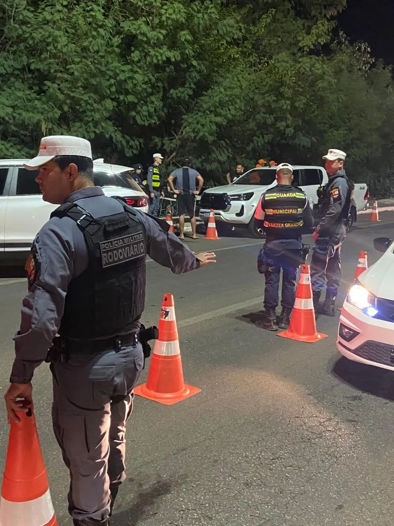 Operação resulta na prisão de motoristas por embriaguez e remoção de veículos em Várzea Grande