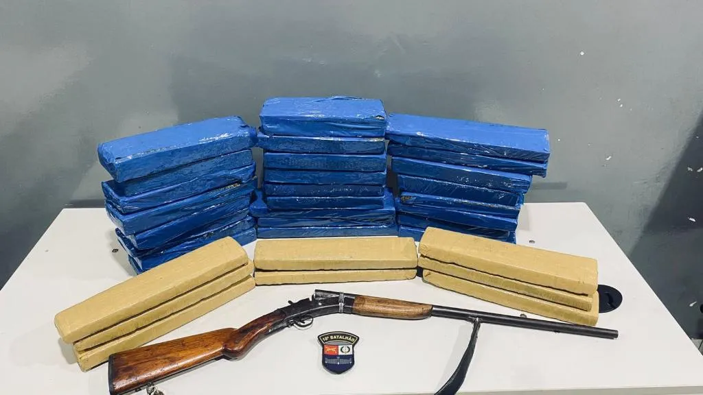 Polícia apreende 33 tabletes de maconha e arma em Várzea Grande