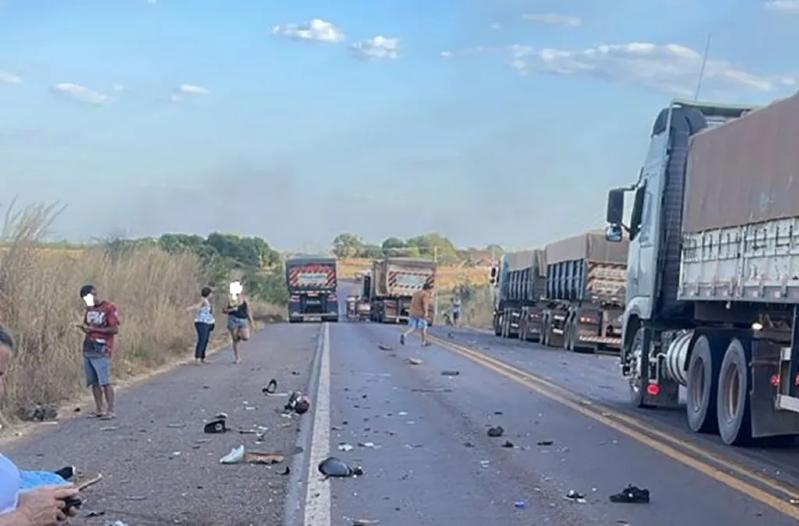 Pai e filhos morrem em acidente entre moto e caminhão na BR-158.png