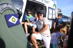 Pais e alunos da Escola Simão Flach participam de passeio ciclístico e visitação à aeronave do Ciopaer