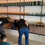 Polícia apreende 260 caixas de produtos falsificados em tabacaria de Cuiabá