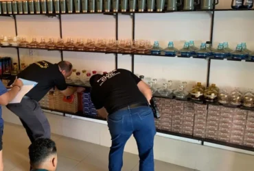 Polícia apreende 260 caixas de produtos falsificados em tabacaria de Cuiabá