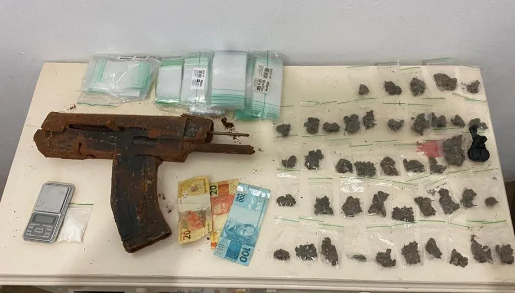 Polícia Militar apreende drogas e submetralhadora em operação em Barra do Garças