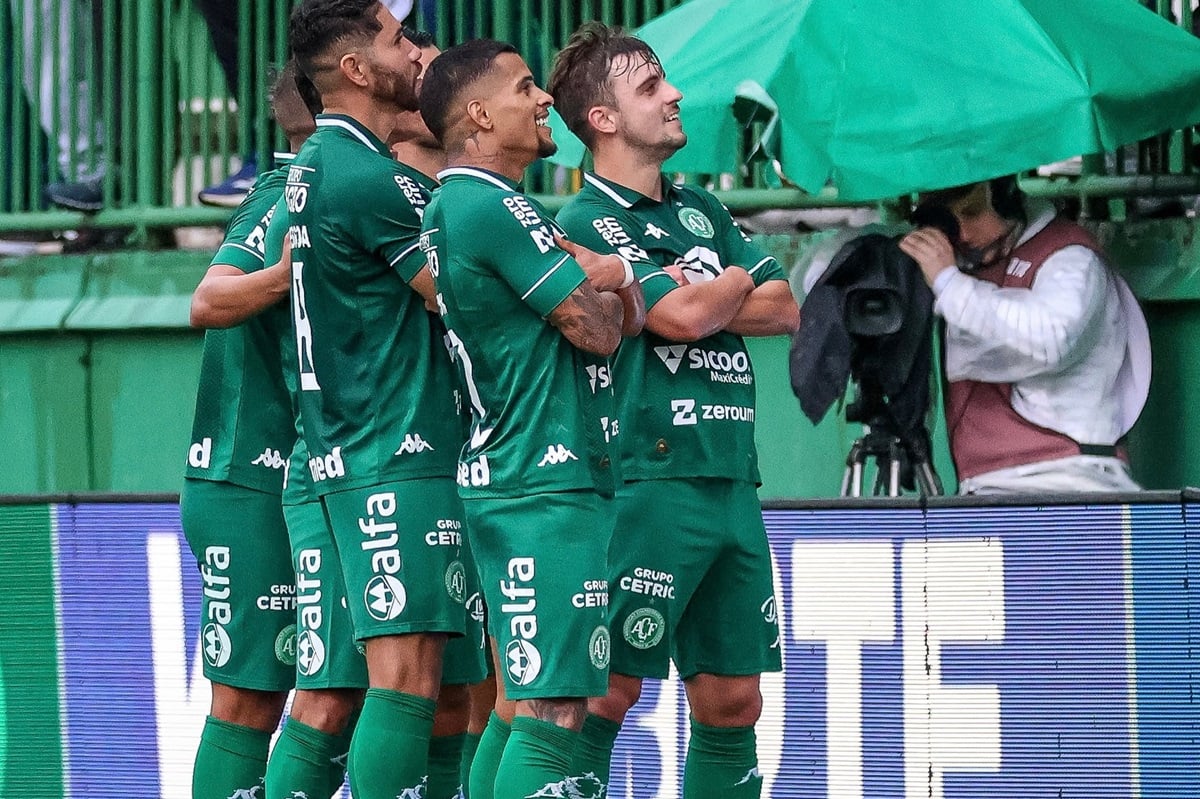 Coritiba x Chapecoense: Onde assistir ao vivo e tudo sobre o duelo decisivo da Série B. Imagem: Rafael Bressan ACF