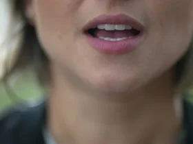 Uma mulher falando sozinha. Canva