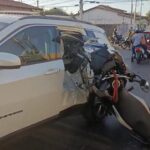 Motociclista foi arremessado e sofreu ferimentos após motorista de Jeep Compass avançar preferencial; motocicleta precisou ser retirada por bombeiros