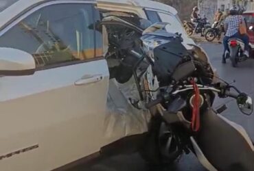 Motociclista foi arremessado e sofreu ferimentos após motorista de Jeep Compass avançar preferencial; motocicleta precisou ser retirada por bombeiros