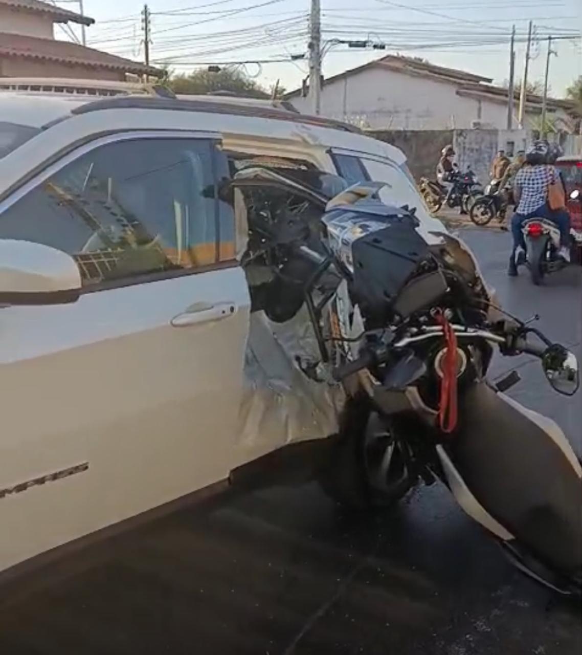 Motociclista foi arremessado e sofreu ferimentos após motorista de Jeep Compass avançar preferencial; motocicleta precisou ser retirada por bombeiros