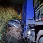 Acidente ocorreu na tarde desta segunda-feira (4), próximo à ponte do Rio Pari; carro rodou na pista molhada e bateu de frente com a carreta