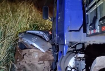 Acidente ocorreu na tarde desta segunda-feira (4), próximo à ponte do Rio Pari; carro rodou na pista molhada e bateu de frente com a carreta