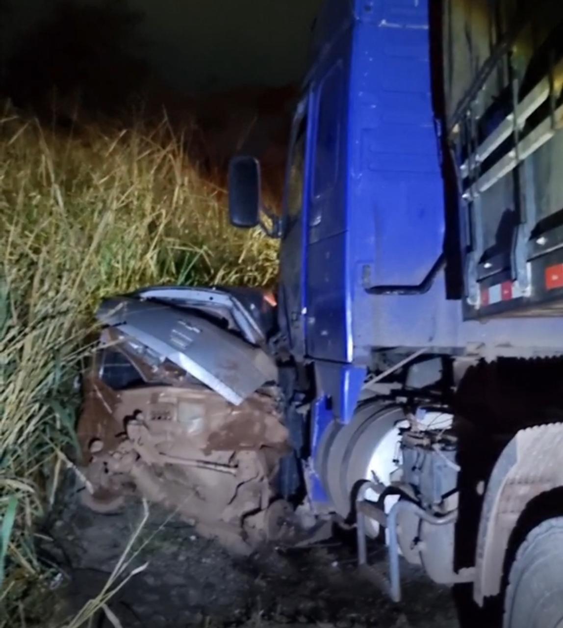 Acidente ocorreu na tarde desta segunda-feira (4), próximo à ponte do Rio Pari; carro rodou na pista molhada e bateu de frente com a carreta