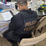 Ação cumpre mandados de busca e apreensão para apurar falsificação de comprovantes de residência e compra de votos durante o pleito de 2024