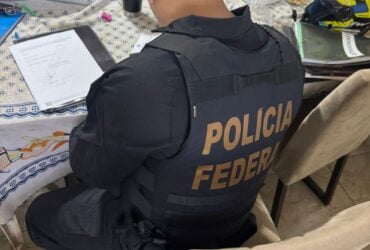 Ação cumpre mandados de busca e apreensão para apurar falsificação de comprovantes de residência e compra de votos durante o pleito de 2024