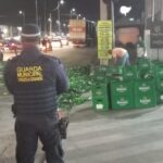 Acidente ocorreu na noite desta segunda-feira (11) e deixou engradados de Heineken espalhados pela pista; Bombeiros e GM atuaram para evitar novos acidentes