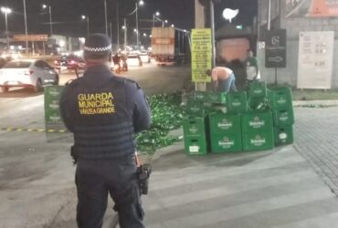 Acidente ocorreu na noite desta segunda-feira (11) e deixou engradados de Heineken espalhados pela pista; Bombeiros e GM atuaram para evitar novos acidentes