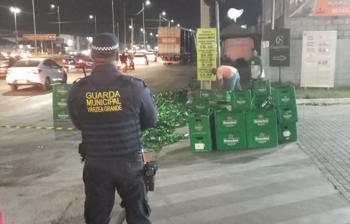 Acidente ocorreu na noite desta segunda-feira (11) e deixou engradados de Heineken espalhados pela pista; Bombeiros e GM atuaram para evitar novos acidentes