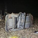 Vítima de 43 anos foi lançada para fora do veículo e morreu no local; acidente ocorreu próximo ao lago Romancini