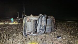 Vítima de 43 anos foi lançada para fora do veículo e morreu no local; acidente ocorreu próximo ao lago Romancini