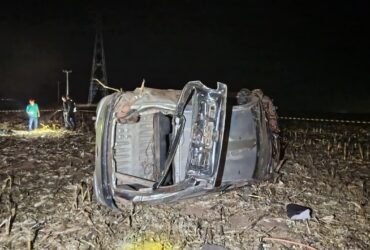 Vítima de 43 anos foi lançada para fora do veículo e morreu no local; acidente ocorreu próximo ao lago Romancini