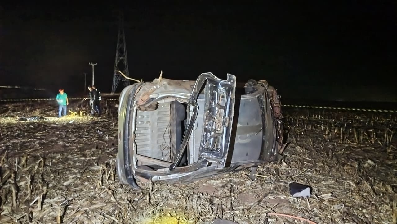 Vítima de 43 anos foi lançada para fora do veículo e morreu no local; acidente ocorreu próximo ao lago Romancini