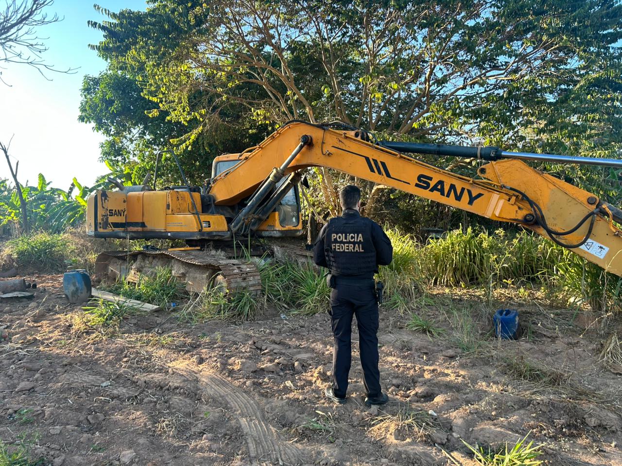 Foram cumpridos 16 mandados de busca e apreensão em Pontes e Lacerda e Conquista d’Oeste; investigação aponta uso de oficinas para ocultar maquinário pesado