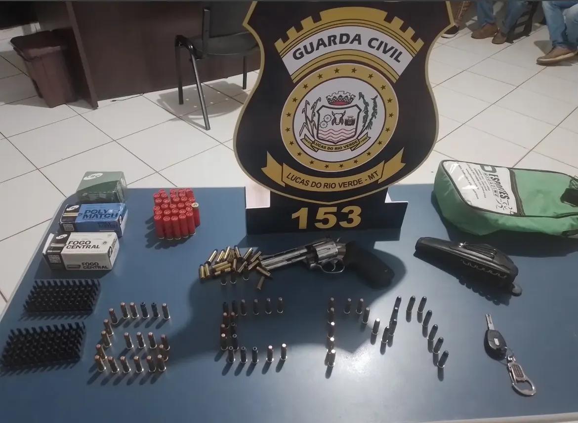 Após se evadir do local de um sinistro de trânsito, homem foi localizado pela Guarda Civil Municipal com revólver calibre .38 e mais de 100 munições de diversos calibres.