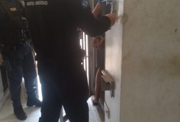 Suspeito de violência doméstica oferece resistência à prisão em Lucas do Rio Verde