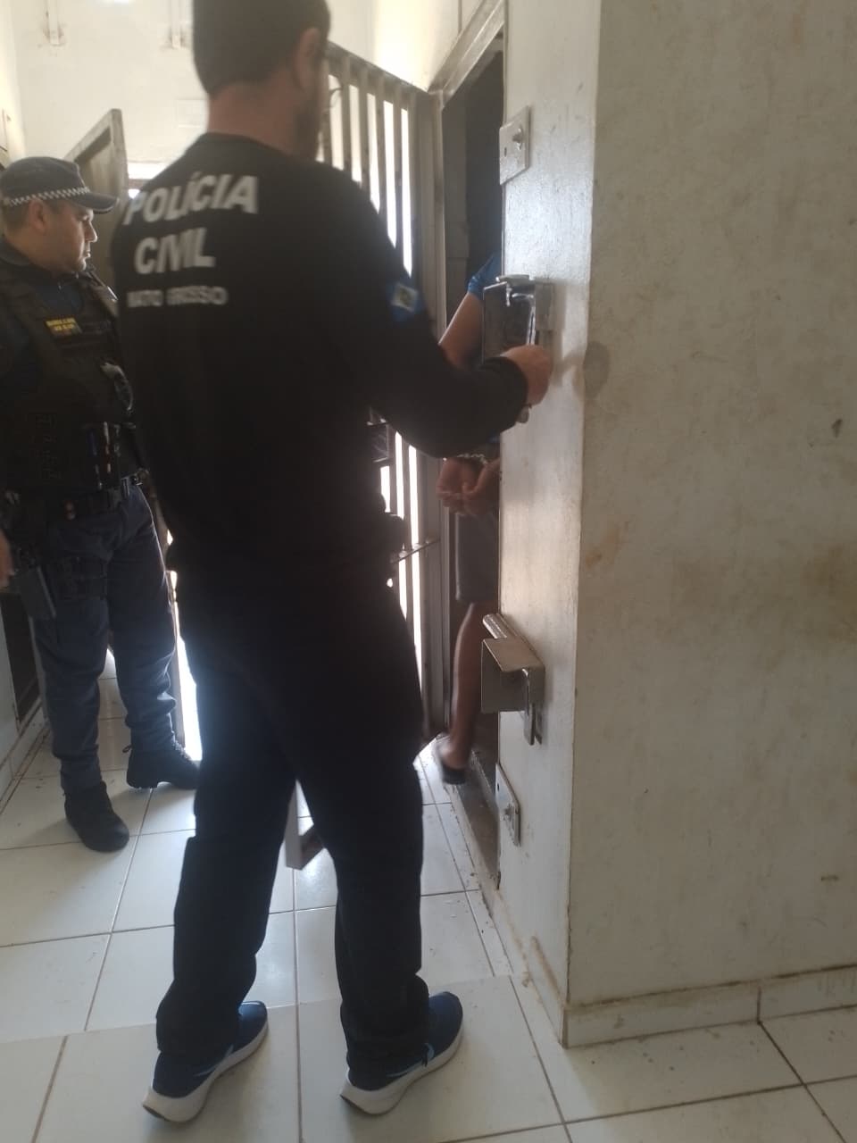 Suspeito de violência doméstica oferece resistência à prisão em Lucas do Rio Verde