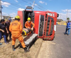 Carreta tomba em rotatória da Galinha Preciosa e motorista fica ferido em Lucas do Rio Verde