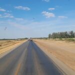 Acidente ocorreu na madrugada desta segunda-feira; motorista da carreta deixou o local sem prestar socorro