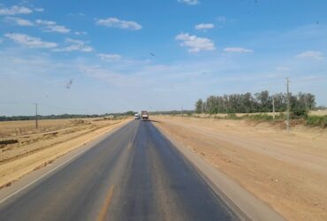 Acidente ocorreu na madrugada desta segunda-feira; motorista da carreta deixou o local sem prestar socorro