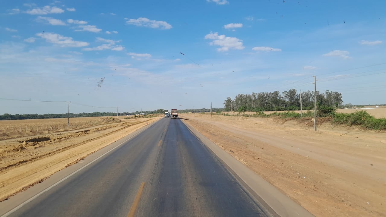 Acidente ocorreu na madrugada desta segunda-feira; motorista da carreta deixou o local sem prestar socorro