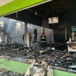 Chamas foram intensificadas por fogos de artifício e munições armazenadas no local; fogo foi controlado em menos de duas horas