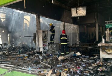 Chamas foram intensificadas por fogos de artifício e munições armazenadas no local; fogo foi controlado em menos de duas horas